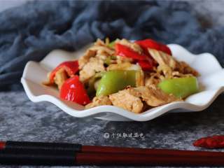 13、彩椒鸡胸肉,端上餐桌，做法简单，值得一试。