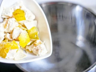 4、止咳化痰清热润肺的罗汉果雪梨汤,炖锅内添凉水，将罗汉果掰碎放进去。