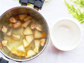 8、止咳化痰清热润肺的罗汉果雪梨汤,过滤罗汉果。