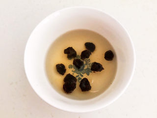 2、桂圆炖蛋,把桂圆肉放入温水里泡发10分钟，清洗干净