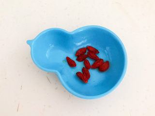 4、桂圆炖蛋,枸杞用温水清洗干净