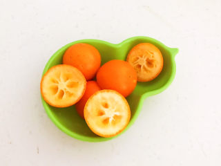 5、桂圆炖蛋,小金桔切成小块，去掉里面的籽