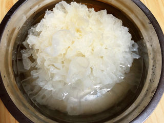 1、红枣银耳莲子汤,提前侵泡银耳2-3小时。