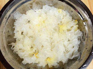 2、红枣银耳莲子汤,将泡好的银耳撕成小块儿待用。