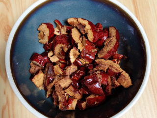 6、红枣银耳莲子汤,红枣去核儿,切成小块儿待用。