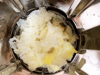 7、红枣银耳莲子汤,将银耳放入破壁机中。