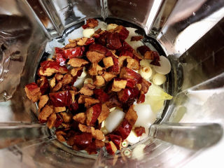 8、红枣银耳莲子汤,其余食材红枣、莲子、百合也放入破壁机中。