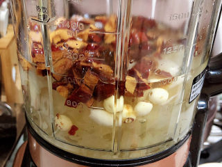 9、红枣银耳莲子汤,加入800ml水。