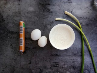 1、快手早餐～火腿葱花饼,首先准备好食材，葱只要葱叶就好