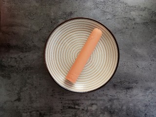 3、快手早餐～火腿葱花饼,火腿肠去掉外面的皮