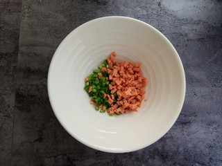 4、快手早餐～火腿葱花饼,然后把火腿肠切成细丁