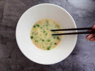 6、快手早餐～火腿葱花饼,搅拌均匀