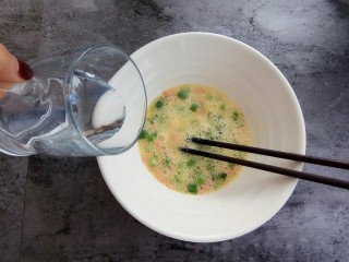 7、快手早餐～火腿葱花饼,倒入半碗水