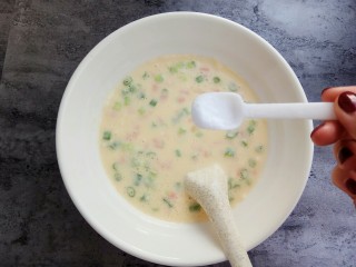 10、快手早餐～火腿葱花饼,放入一小勺盐