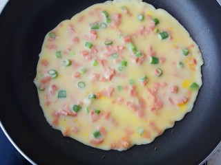 12、快手早餐～火腿葱花饼,取平底不粘锅，刷少量油，舀入两勺面糊，摊成圆饼