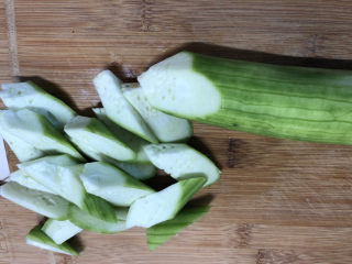 3、丝瓜蛋汤,右手拿刀，每切一刀左手转一下丝瓜，切成滚刀块