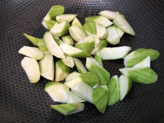 6、丝瓜蛋汤,锅烧温热后倒入切好的丝瓜