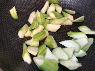 7、丝瓜蛋汤,翻炒几下，火不要太大，不然容易糊