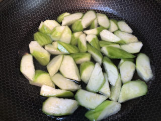 8、丝瓜蛋汤,加入适量清水，盖上盖子煮5分钟