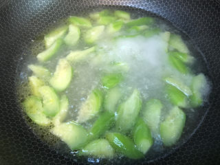 11、丝瓜蛋汤,丝瓜煮软后就可以打开锅盖了