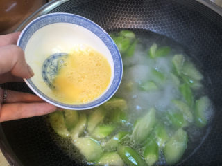 12、丝瓜蛋汤,打入打散的鸡蛋液
