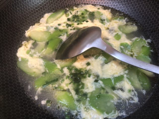 14、丝瓜蛋汤,最后撒上葱花就可以出锅了