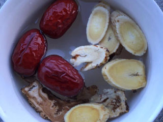 1、桂圆鸡蛋汤,当归、黄芪和红枣先清洗干净。