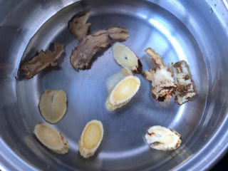 2、桂圆鸡蛋汤,当归黄芪加水浸泡片刻。