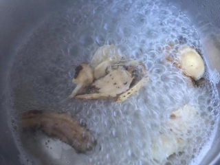 3、桂圆鸡蛋汤,大火煮开。