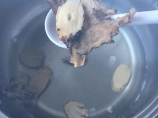 4、桂圆鸡蛋汤,转小火煎两三分钟，捞出当归黄芪。