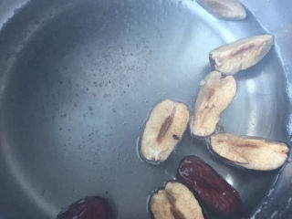 5、桂圆鸡蛋汤,放入去核的红枣。