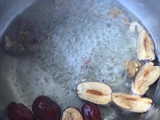 7、桂圆鸡蛋汤,煮一两分钟。