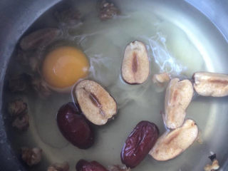 8、桂圆鸡蛋汤,打入鸡蛋。