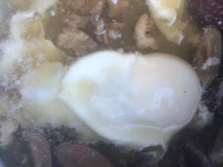 9、桂圆鸡蛋汤,小火煮让鸡蛋凝固。