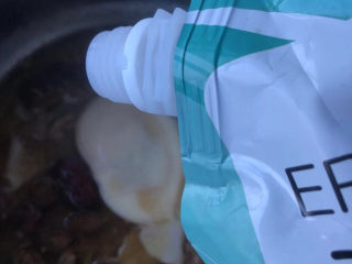 11、桂圆鸡蛋汤,加入糖。