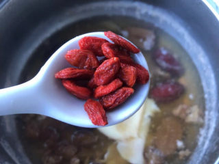 12、桂圆鸡蛋汤,出锅前撒入枸杞稍煮即可。