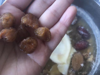 10、桂圆鸡蛋汤,放入桂圆。