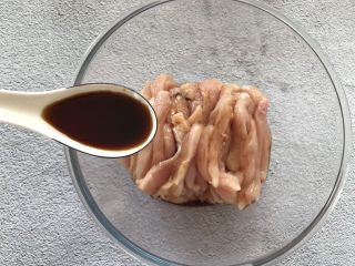 2、香酥鸡肉条,加入两勺生抽