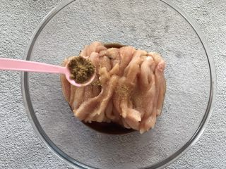 5、香酥鸡肉条,加入一小勺十三香