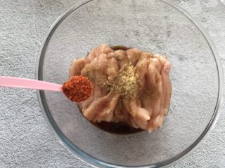 7、香酥鸡肉条,加入一小勺辣椒粉