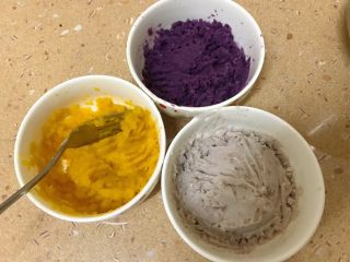 2、仙草芋圆,&nbsp;然后用叉子分别捣碎成泥