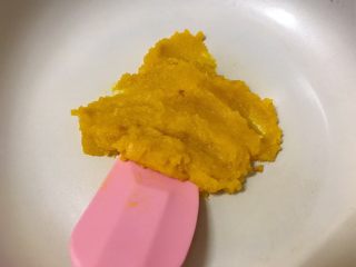 3、仙草芋圆,因为南瓜水份比较多，捣烂后用不粘锅稍微炒干