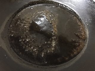 11、仙草芋圆,凉粉：150g常温水加入50g凉粉粉搅拌均匀，锅中放入1000g水烧开，倒入搅拌好的凉粉糊，边搅拌边小火煮两分钟