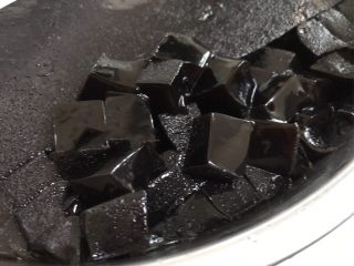 12、仙草芋圆,煮好后倒入容器中放凉，冷藏一小时，取出切成小块即可