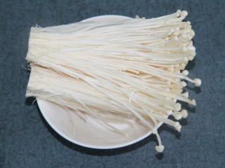 1、培根金针菇卷,准备金针菇