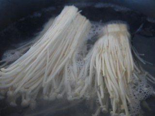 2、培根金针菇卷,放开水焯一下