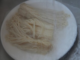 3、培根金针菇卷,焯完水，用冷水冲一下