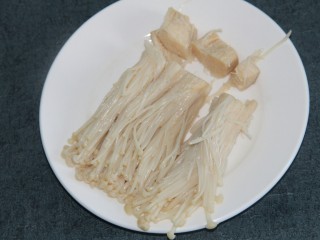 4、培根金针菇卷,把根部去掉