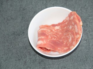 5、培根金针菇卷,准备三条培根