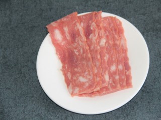 6、培根金针菇卷,切成两半